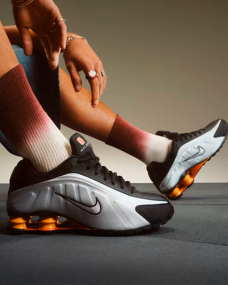 nike-shox-r4--preto-amarelo-01