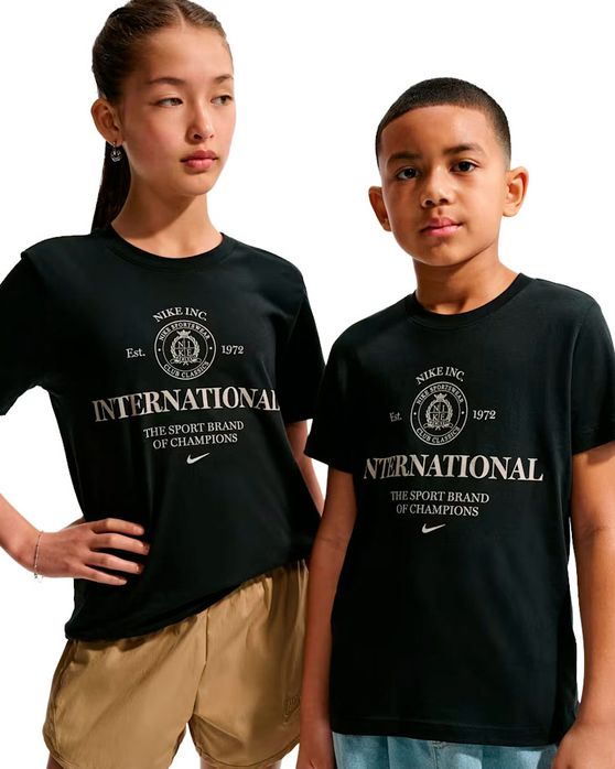 Camiseta Nike Sportswear Club Rules Infantil